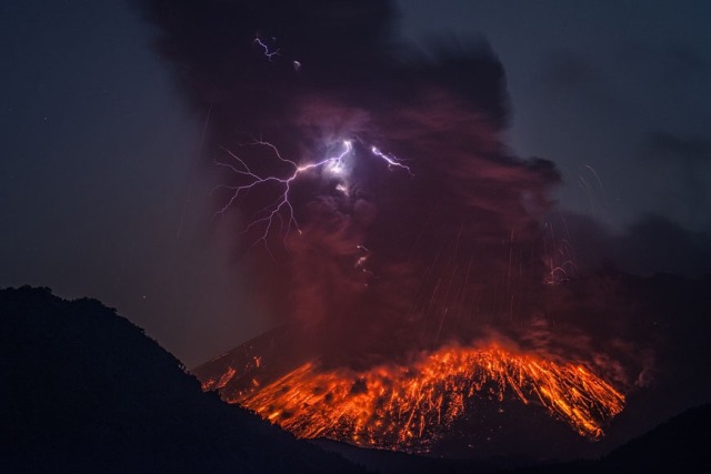Find Beauty In The Chaos — Eruption of puyehue volcano, near osorno in...
