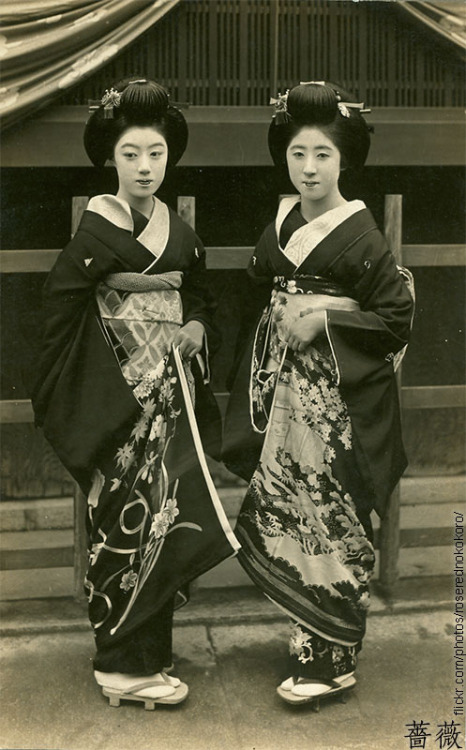 Hatsuko and Hiroko dressed for tea ceremony (by rosarote)