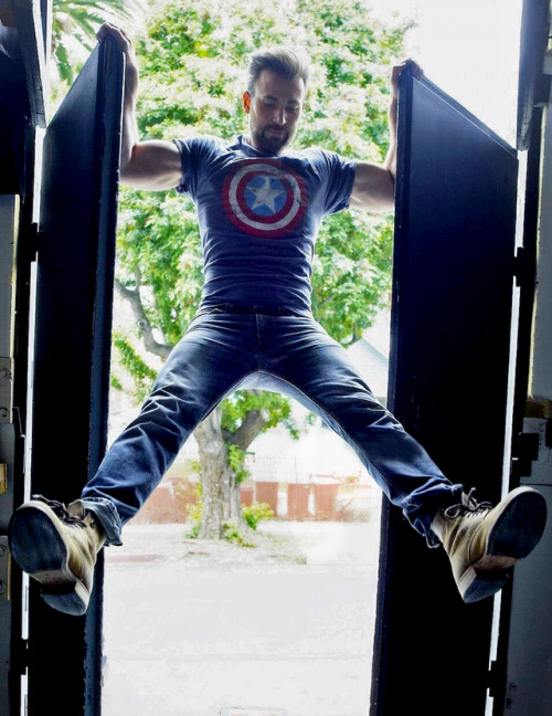 sodomymcscurvylegs:beardedchrisevans:Chris Evans - behind the...