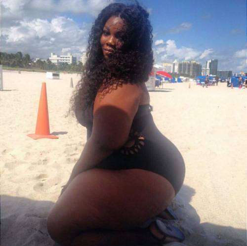 Thick women/ BBWs