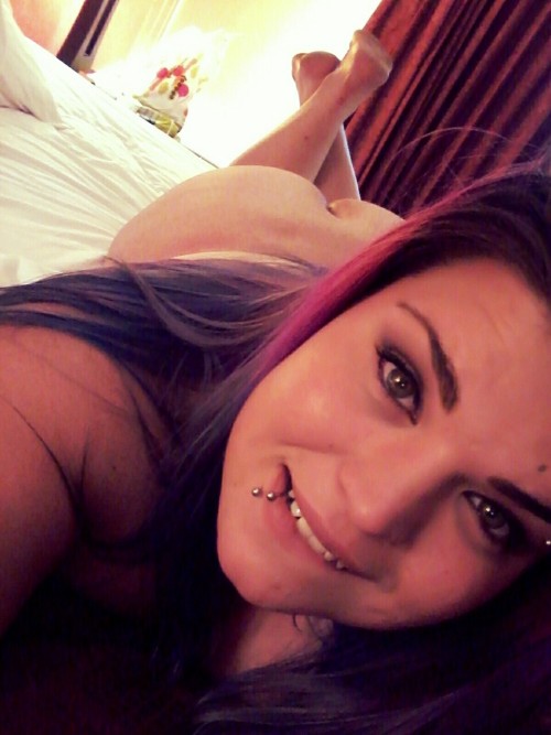 harlottquinnbbw:In a hotel room, enjoying my ability to be...