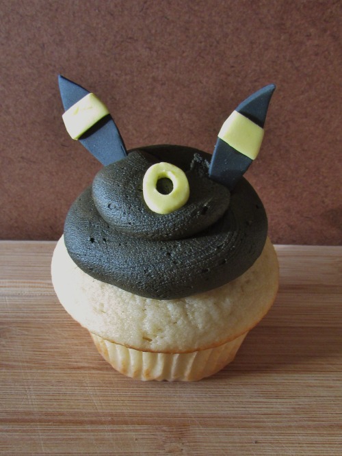 captnmcd:Eevee Cupcakes! buttercream swirl with fondant...