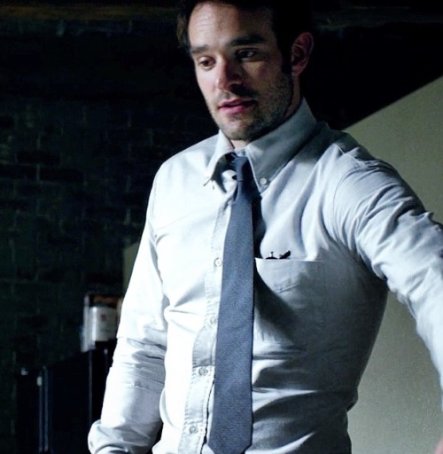 charliecoxfans:Matt Murdock & his crooked tie appreciation...