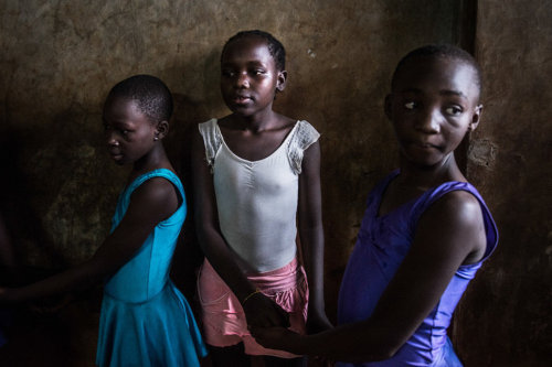 visualjunkee:Ballet dancers in the Kibera neighborhood of...