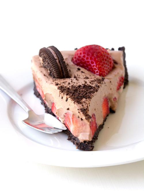 sweetoothgirl:5 Ingredient No Bake Strawberry Chocolate Pie