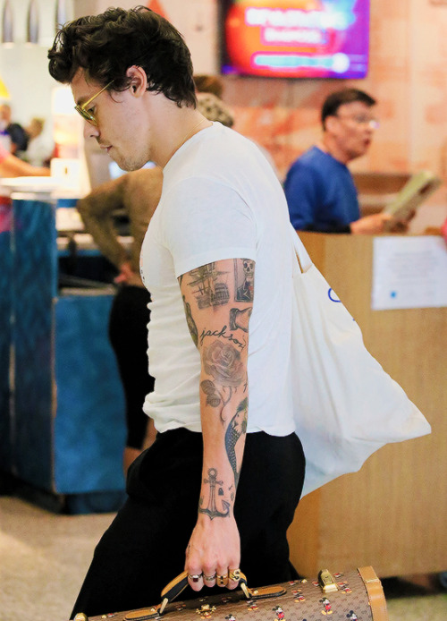 afamilyshowblog:Harry at the airport in Miami - 27/09