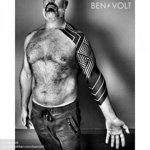 By Ben Volt, done at FORM8 Tattoo, San Francisco.... abstract;huge;benvolt;op art;facebook;blackwork;twitter;sleeve;geometric