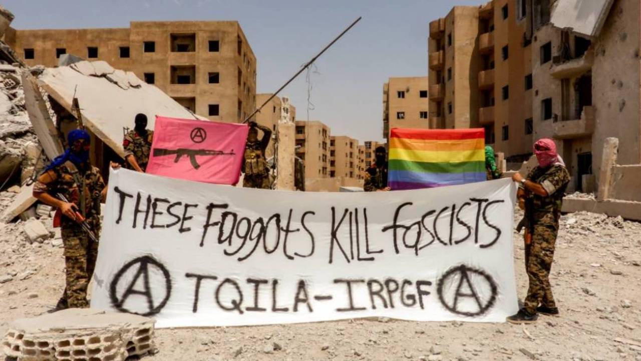 La guerrilla LGBT de Siriafoto: https://twitter.com/IRPGF
Debido al asesinato de homosexuales por parte del Estado Islámico lanzándolos de altos edificios o decapitándolos, se formó un grupo armado para defender la libertad de género con el lema...