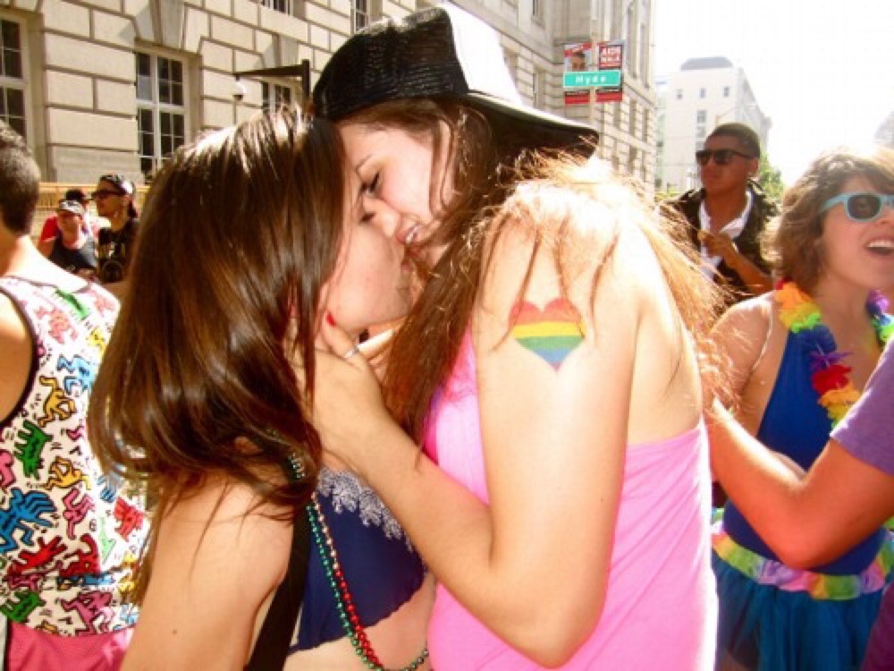 Лесбиянство девочек. Lesbian Pride парад.