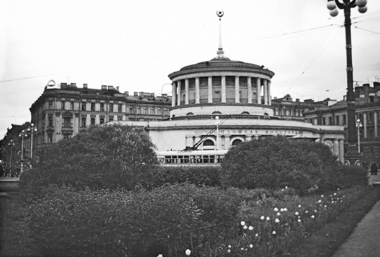 Vosstaniya square in St Petersburg - metro station pavillion (1957)