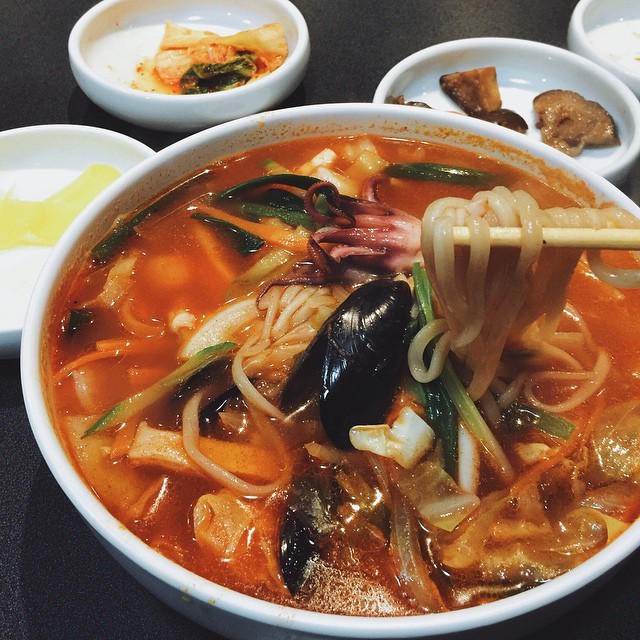 CHOW DOWN DETROIT — Spicy seafood noodle soup!🍜🐙 Korea Palace in...