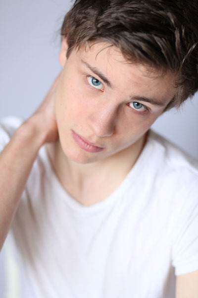 Junge befriedigt sich