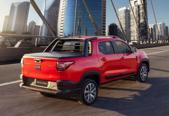 Nova picape Fiat Strada 2021 vermelha em movimento