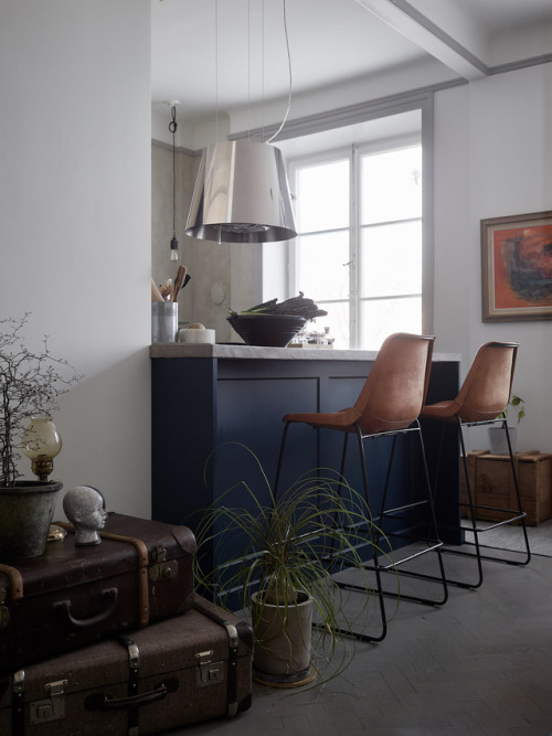 gravityhome:Scandinavian apartment with blue kitchen | styling...