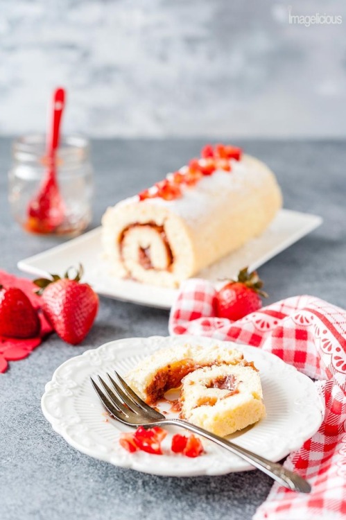 guardians-of-the-food:3 Ingredient Strawberry Cake Roll