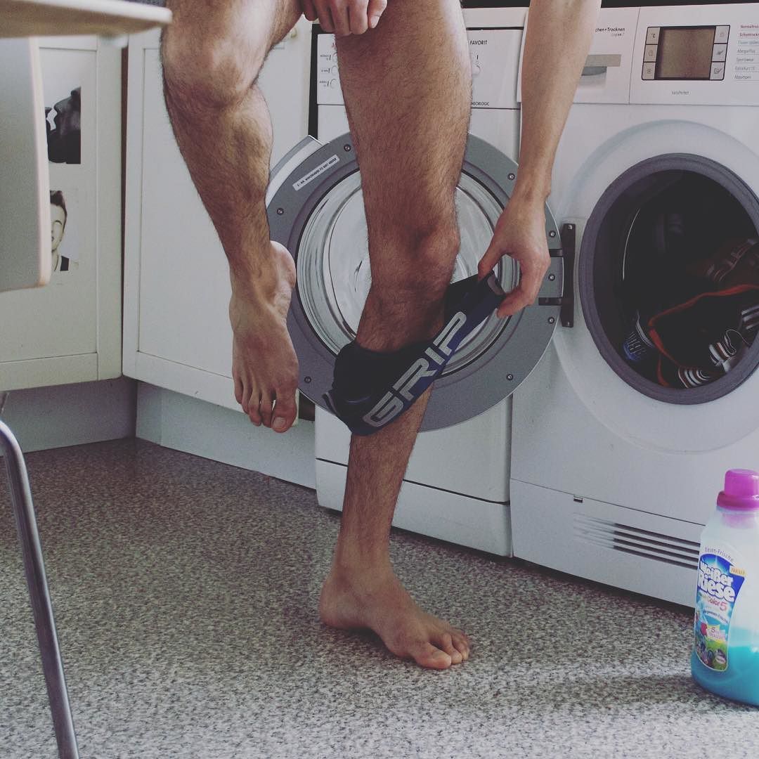 Бритые яйца мужа. Мужские ноги. Мужские ноги в ванне. Красивые мужские ноги. Мужчина с бритыми ногами.