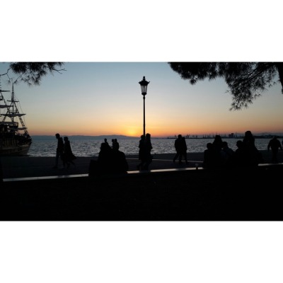 που βγαίνει με κάποιον παντρεμένο αλλά χωρισμένο