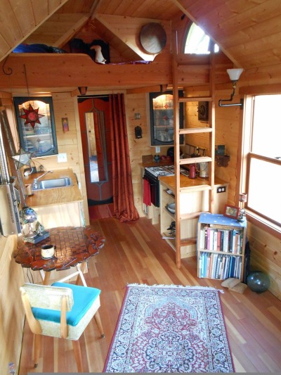 smallhomeideas:<br /><br />http://tinyhouseswoon.com/mighty-micro-house/<br />