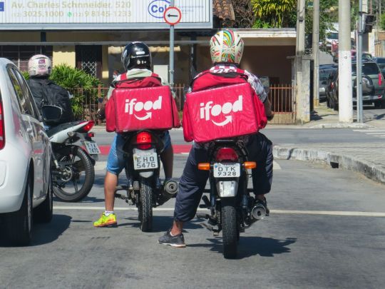 entregadores de aplicativos de motocicleta em rua de taubate em sao paulo
