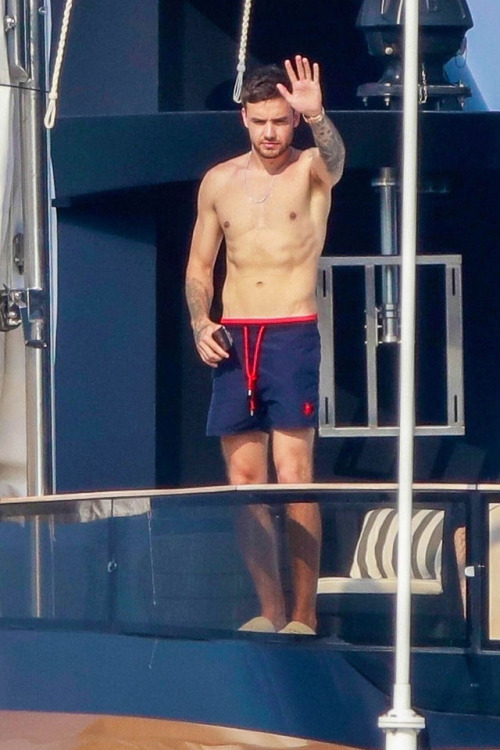 thedailypayne:Liam on a yacht with friends in Cannes, France -...