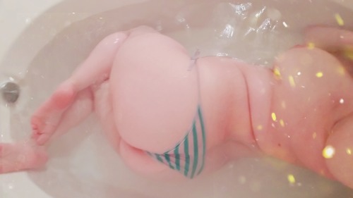 busty-gumshoe:BATH PICS BATH PICS!!!