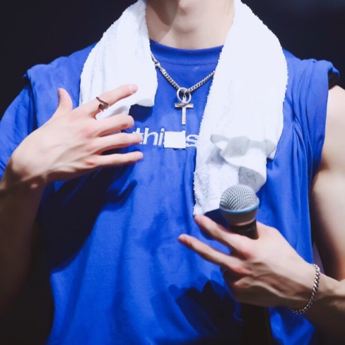 s o j u s e o l t a n g | Underrated Hyunjin’s pretty hands thread as a...