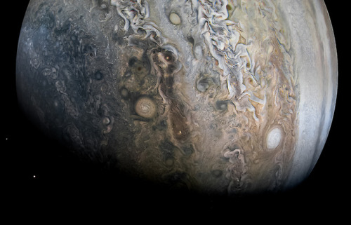 astronomyblog:Juno in Jupiter (the images that appear the juno...