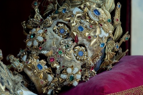 rhotographic:beammeupp:odditiesoflife:Elaborately Jeweled...