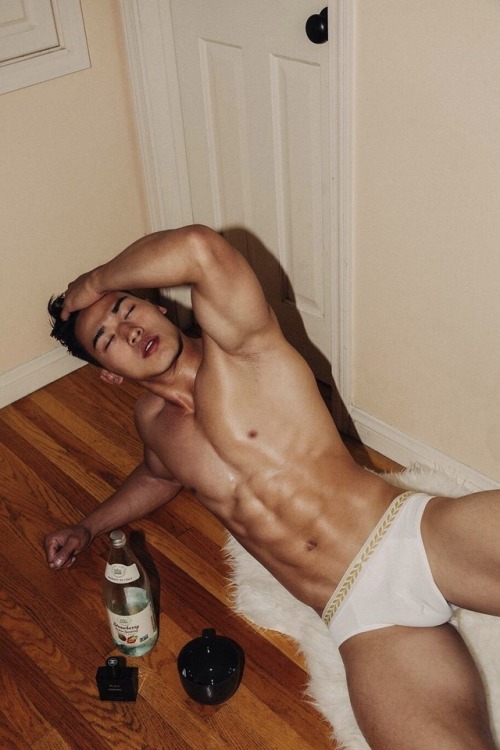 blueeyes575:onlyasianhunks:Wilson Lai이야… 몸도 얼굴도 멋지다 ㅜ