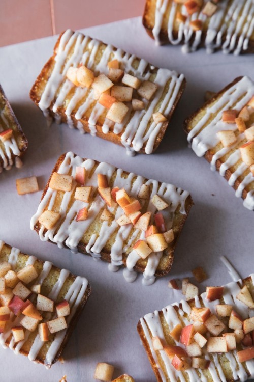 sweetoothgirl:Mini Apple Cornmeal Cakes with Chai Spiced Icing