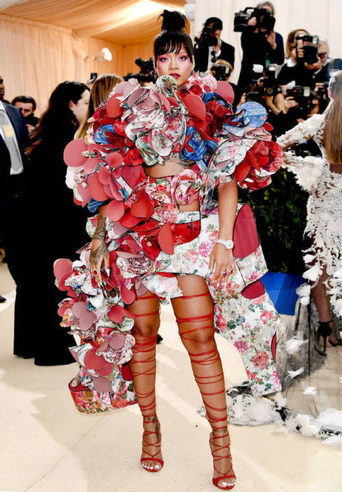 hellyeahrihannafenty:Rihanna wears Comme des Garçons Fall...