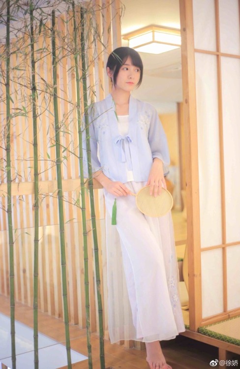 cfensi:Xu Jiao models modern hanfu