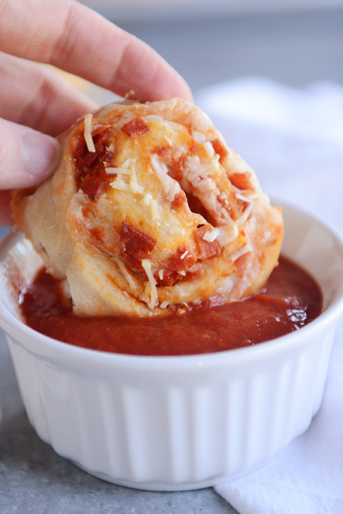 foodffs:Homemade Pepperoni Pizza RollsReally nice recipes....