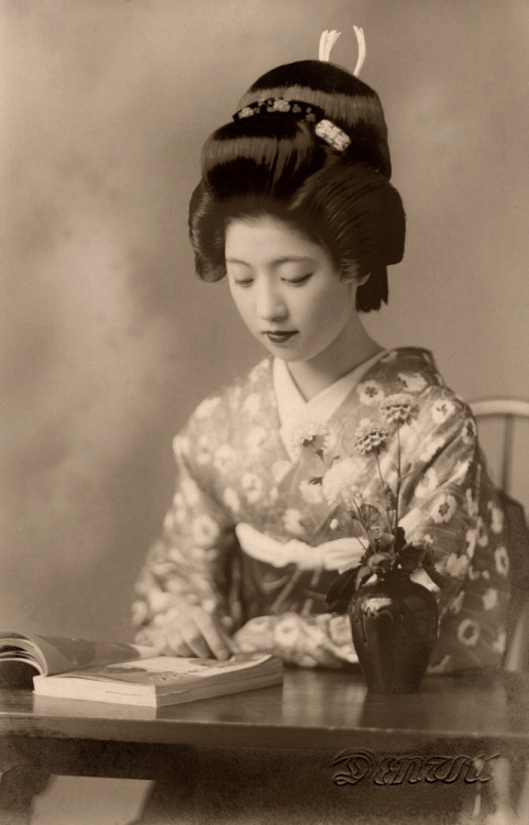 Geiko Toba reading a Book 1938 (by Blue Ruin1)