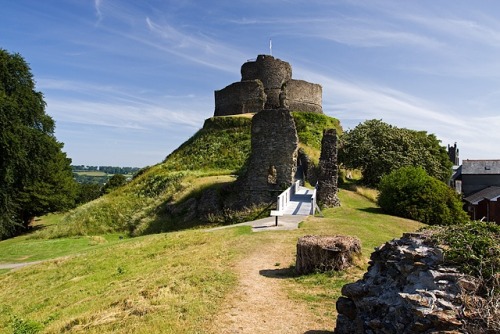 MOTTE AND BAILEY CASTLE:THE motte and bailey castle was an early...