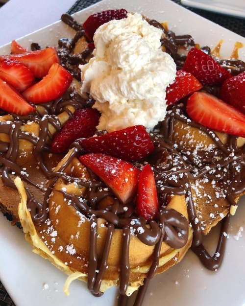 food waffles nutella strawberries