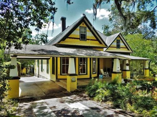 magicalhomesandstuff:Love the paint on this house! The listing...