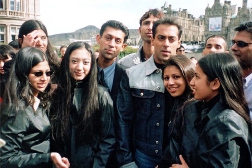 „★ Amintiri cu fani ... Salman Khan cu fanii Faisal și multe altele în timpul filmărilor lui * Yeh Hai Jalwa * din Edinburgh (Marea Britanie; 2002)! “