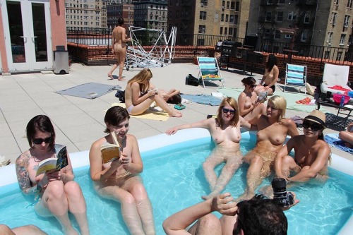 kwmlnaturist:Pool In The City.