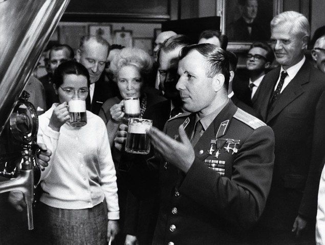 Yuri Gagarin and his wife Valentina sampling beer at Carlsberg brewing plant in Denmark (September 7, 1962)
Have a nice Friday night guys :)