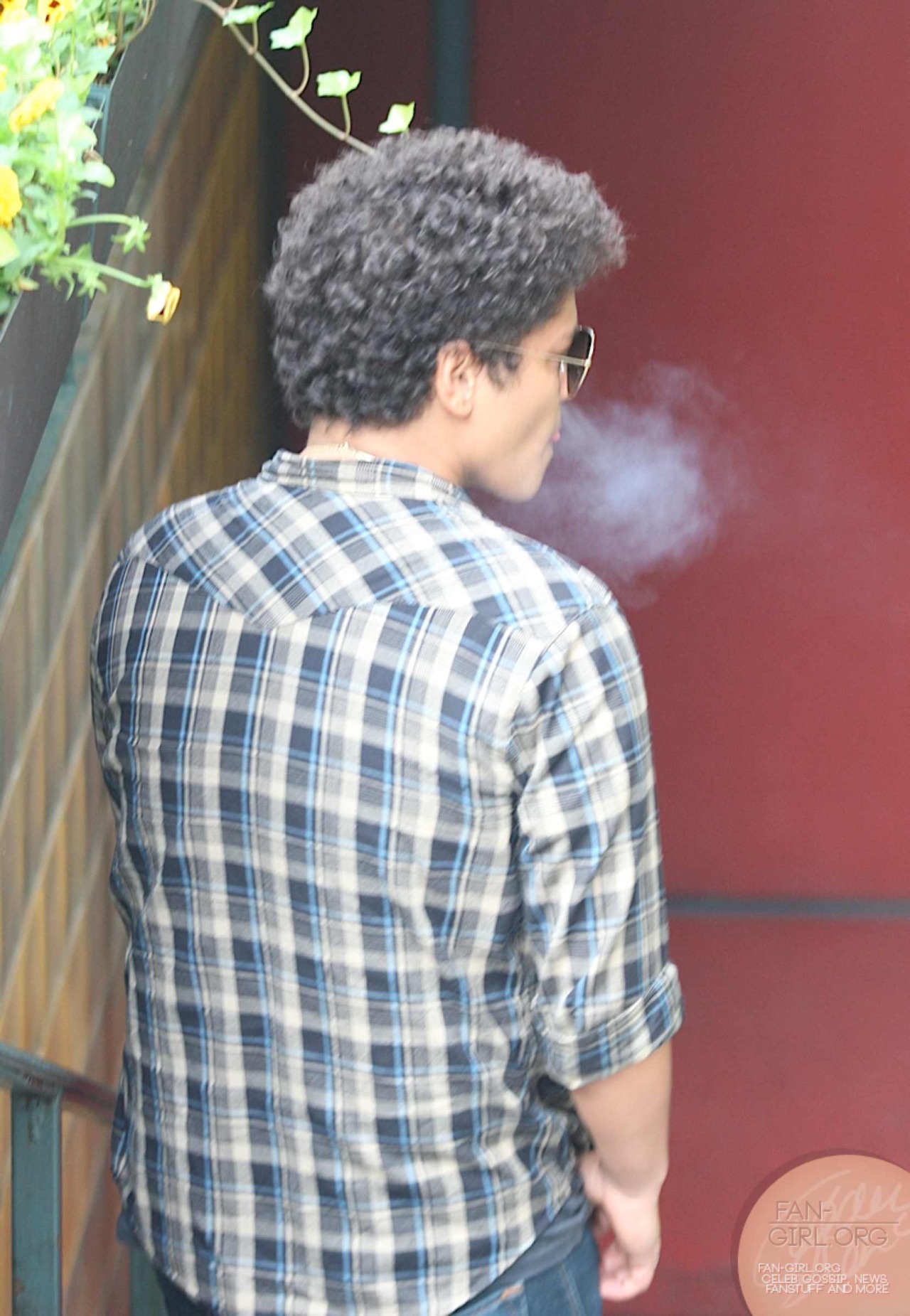 Planet Hooligans • Bruno Mars Was Seen Smoking A Cigarette Today In