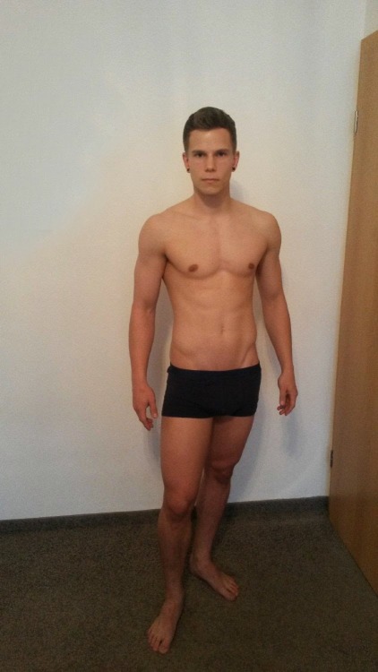 jetztaber87:icantbelievehesnaked:German footballer Dustin...