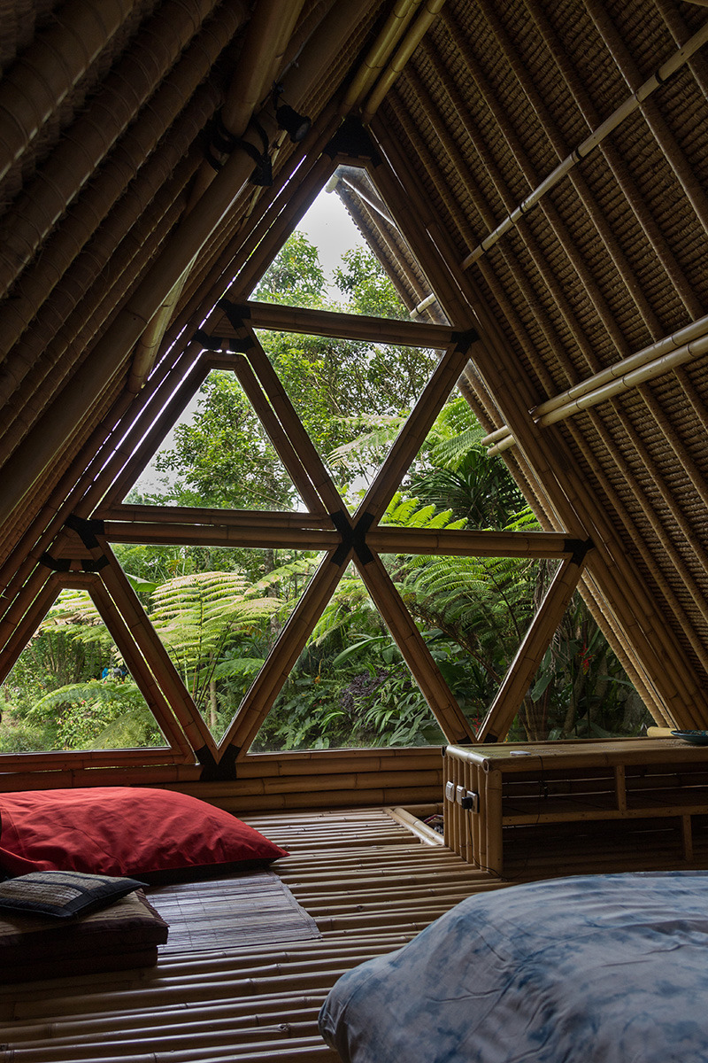 rumah terbuat dari bambu