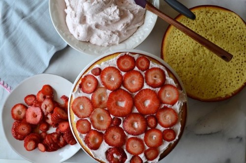 sweetoothgirl:Strawberry Sponge Layer Cake with Strawberry...