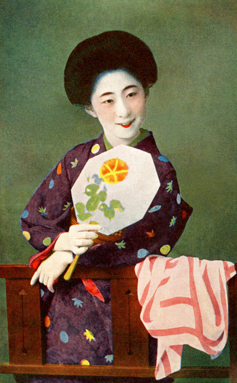 Geiko Momotaro z Asagao Uchiwa 1920 (po Blue Ruin1) Geiko (Geisha) Momotaro trzyma Uchiwa (okrągły wachlarz) ozdobiony Asagao (Morning Glory).  Asagao jest podziwiane ze względu na jego wspaniały kwiat, który jest tak nagły, jak krótki.