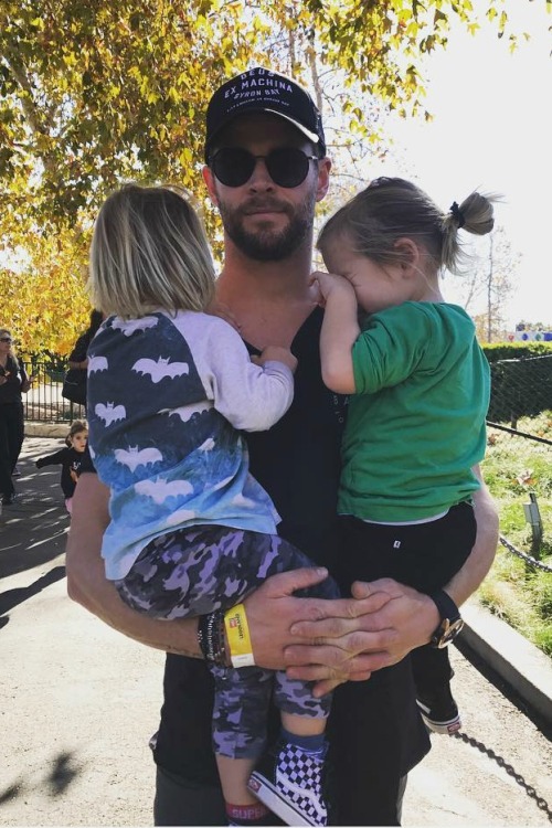 hookedonhemsworth:Every child deserves a devoted dad like...