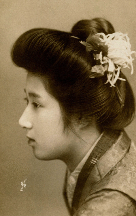 Sokuhatsu Hairstyle 1909 (by Blue Ruin1)
“ A Tokyo Geisha wearing her hair in the Sokuhatsu (Western) style, with a Ran-kiku (spider chrysanthemum) kanzashi (hair ornament). Sokuhatsu is a generic term for a number of different Western hairstyles in...