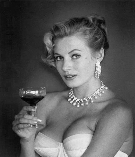 summers-in-hollywood:Anita Ekberg, 1954. Photo by André de...