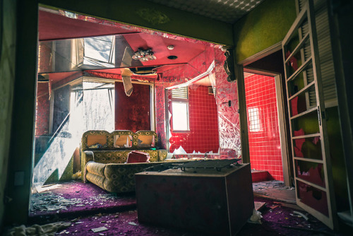 elugraphy:鮮やかな壁のラブホAbandoned love hotel with vivid color wall.