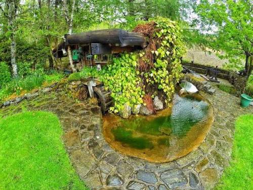 voiceofnature:Whimsical hobbit house built by Stuart Grant....